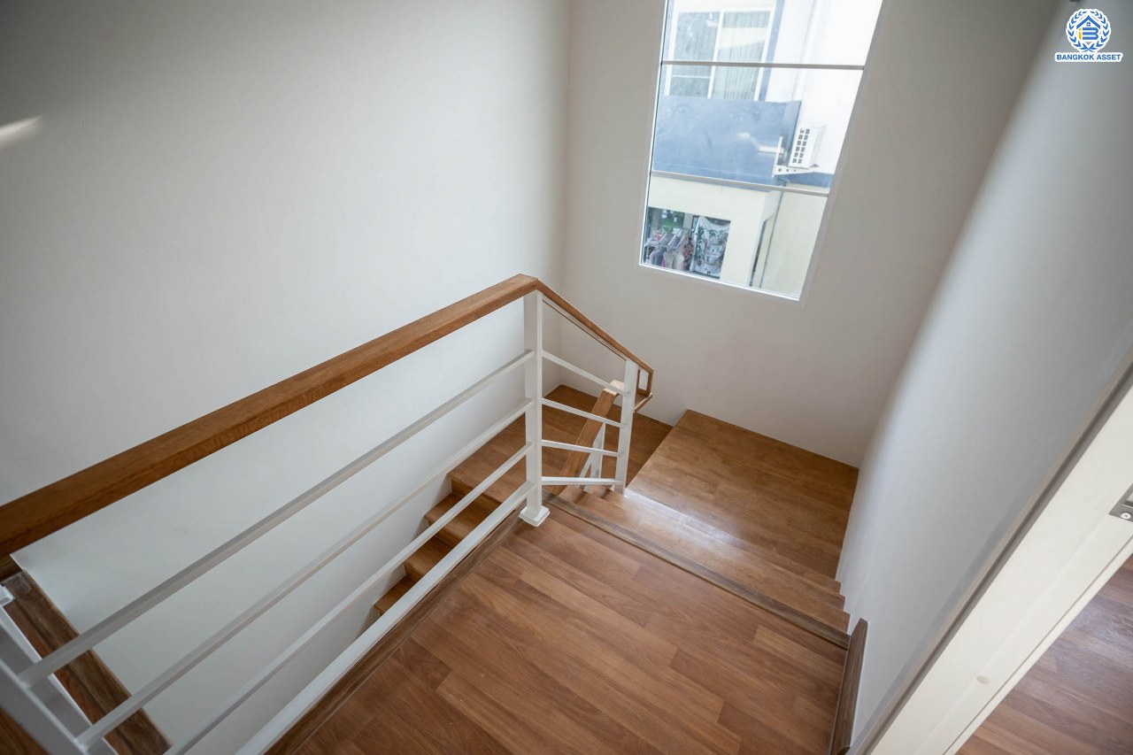 บ้านมือสองตกแต่งใหม่ โครงการ ภัสสร19 วัชรพล-วงแหวน บ้านเดี่ยวหลังมุม เนื้อที่ 58.4 ตร.ว. ฟังก์ชัน 3 ห้องนอน 2 ห้องน้ำ จอดรถได้ 2 คัน บนทำเลเดินทางสะดวก ติดถนนจตุโชติ เชื่อมต่อหลายเส้นทาง ใกล้ทางด่วน "จตุโชติ" และห้างสรรพสินค้าแฟชั่นไอส์แลนด์